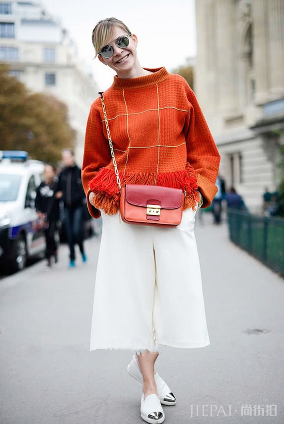 欧美街拍:让阔腿裤搭配精致尖头鞋带你进入时尚高地