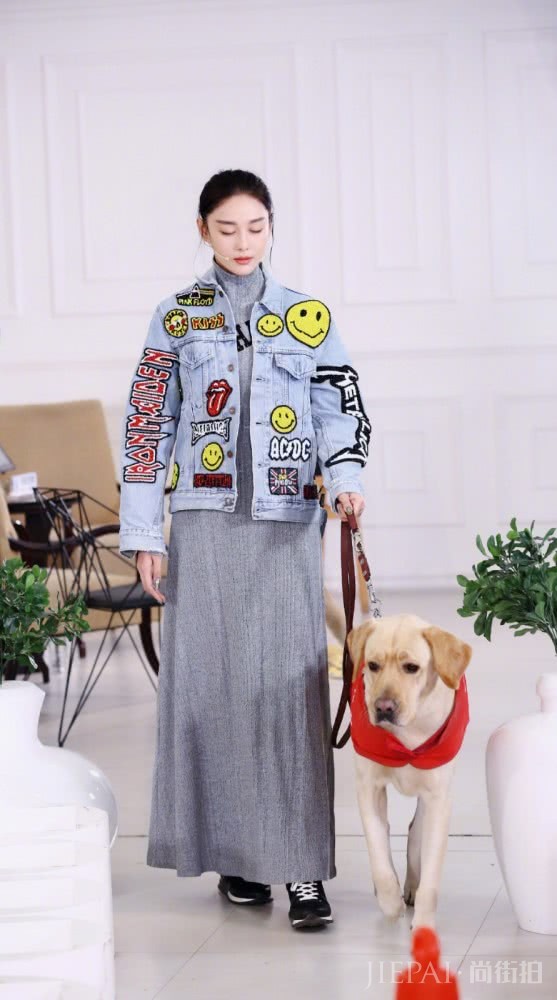 张馨予最新造型穿西装配连体裤,玩冰雪妆酷起来比男人还MAN