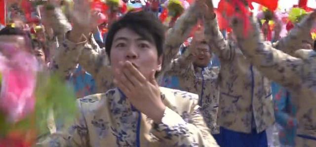 郎朗抛飞吻,冯远征比心,“跳水皇后”十年2次参加方阵太幸运