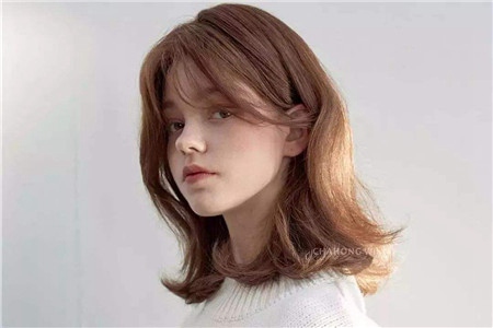 1565584155959279.jpg 今天秋天流行的三个显白发色,让女性白成一道光