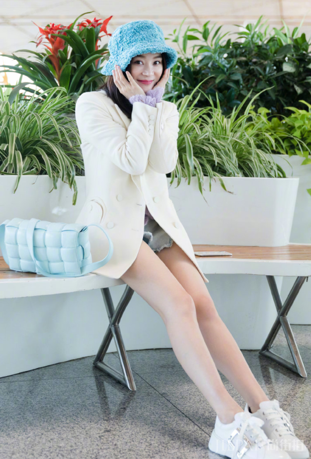袁姗姗最新街拍照片,蓝色渔夫帽搭配白色西装有点甜哦