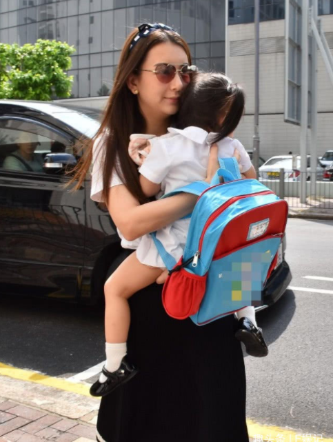 方媛陪大女儿上学意外曝光女儿中文名字 郭富城买鲜花感谢老婆