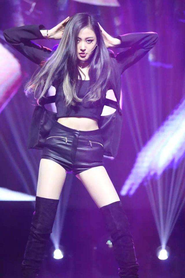 张天爱穿搭大变样,秀出不同造型堪称完美,驾驭各种风格成经典