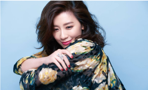 她从业30年,45岁获大奖,被刘德华评价一米七以下最美的女人