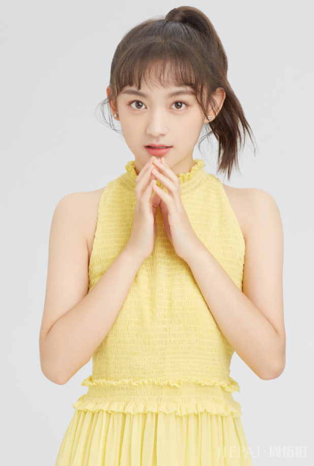 果汁女孩屠芷莹初秋写真元气十足,真是很有辨识度的漂亮美女