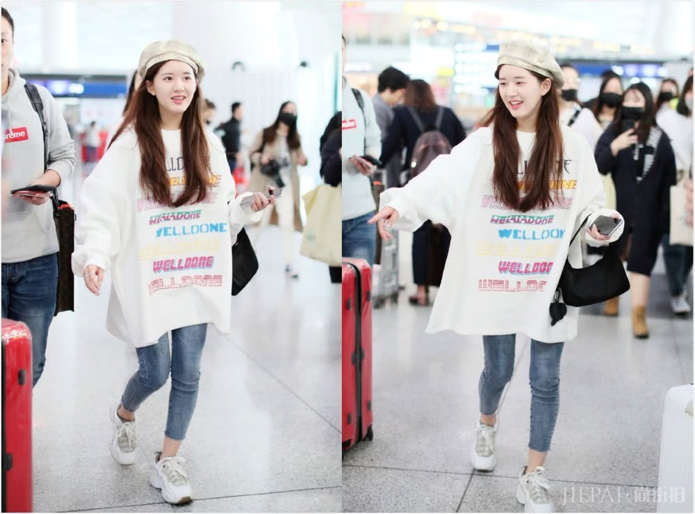 赵露思穿卫衣紧身裤,身材46分却是非常的甜美可人