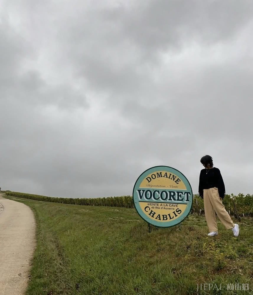 JENNIE妈穿雾霾蓝高领毛衣搭配牛仔蓝色阔腿裤，温暖又舒服