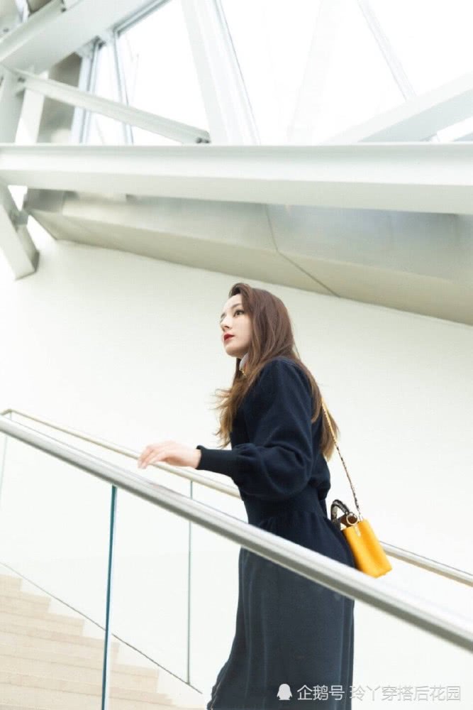 迪丽热巴穿LV现身,美的真是太不低调