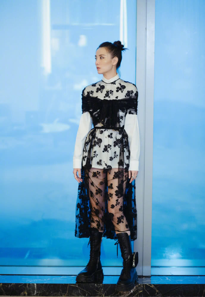 宋佳一身白色套装张扬高贵,美得霸气十足