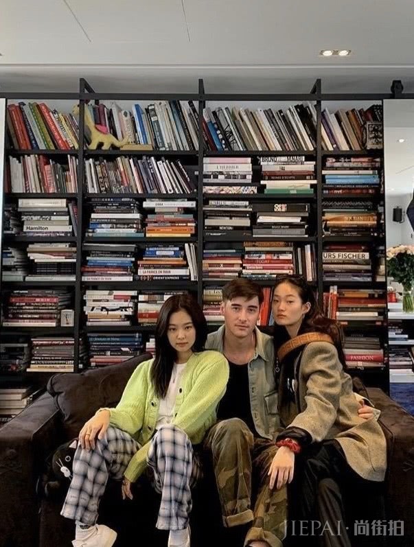 JENNIE妈穿雾霾蓝高领毛衣搭配牛仔蓝色阔腿裤，温暖又舒服