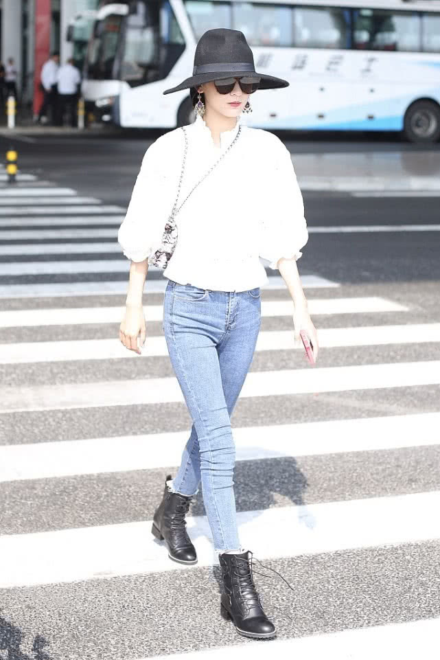 张予曦身穿泡泡袖衬衫头戴圆礼帽,到机场似走秀!