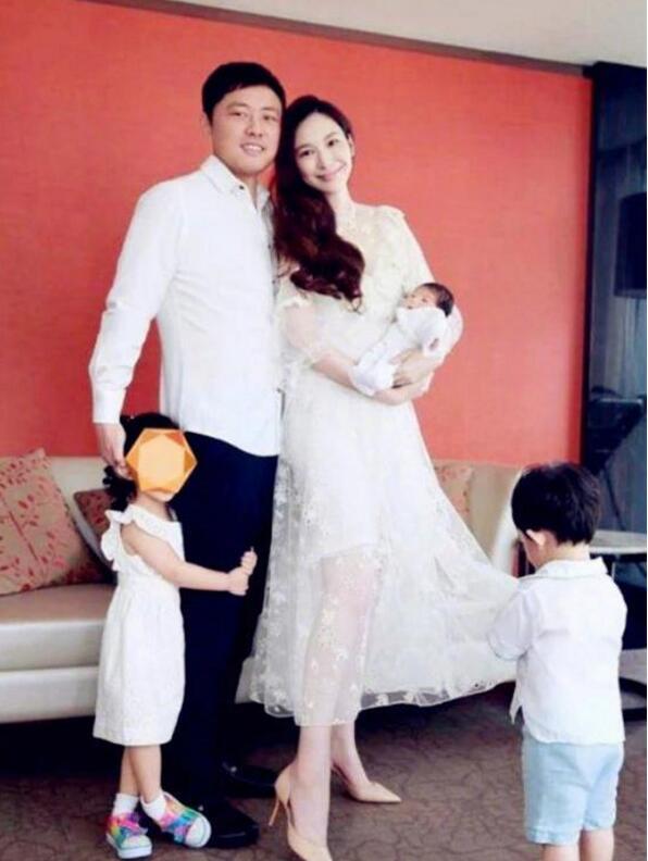 吴佩慈官宣怀上第四胎,晒万元护肤品,为领证进豪门会再拼第五胎