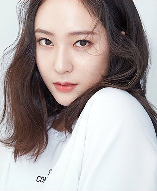 长相精致是什么感觉，看郑秀晶实力演绎女神，小v脸精致五官