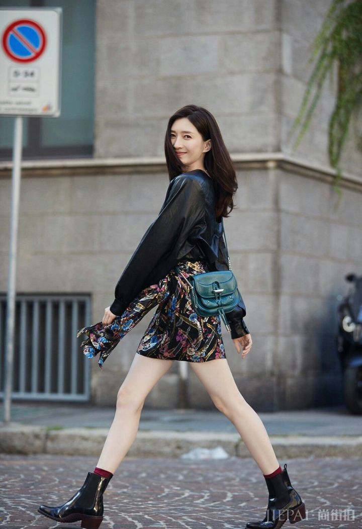 江疏影初秋街拍 白毛衣搭配皮裤随性又时髦