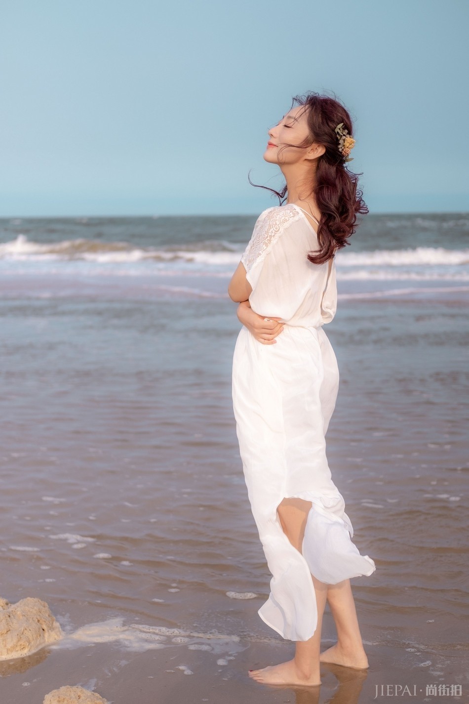 气质成熟美女原子飞海边空灵湿身诱人图片写真