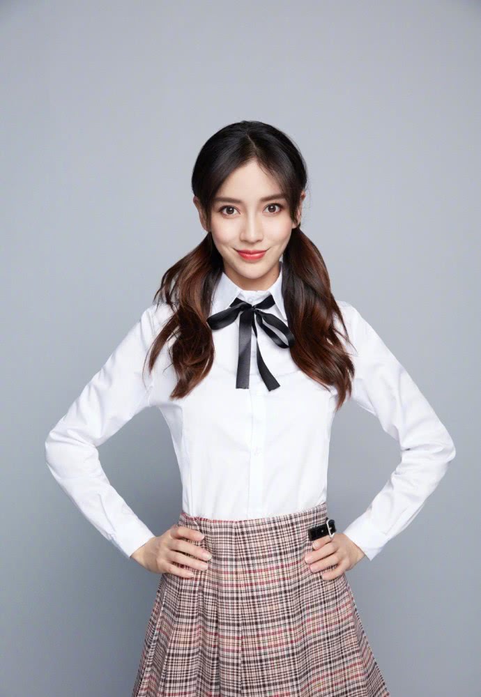 30岁杨颖衬衫搭配百褶裙扮清纯女学生,配双马尾嫩得毫无违和感
