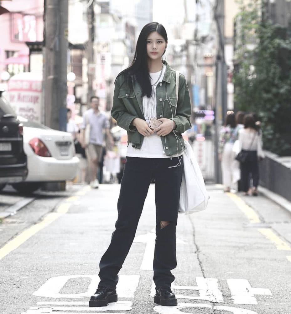 国内街拍：秋天时髦精们都爱穿美美的外套
