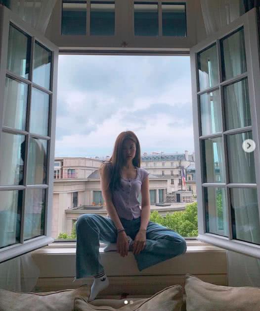 学Jennie的拍照套路,“坐着拍”不累还超好看!