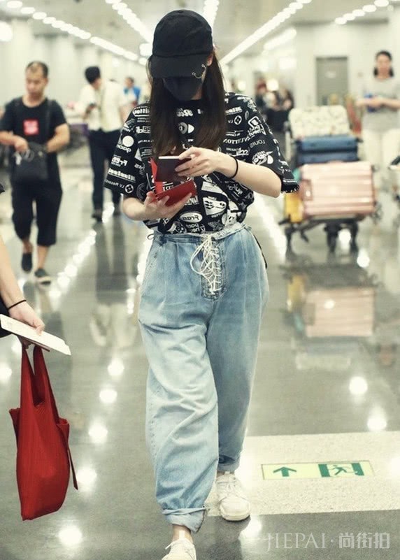 美女明星们的日常穿搭,首选经典不过时的牛仔裤