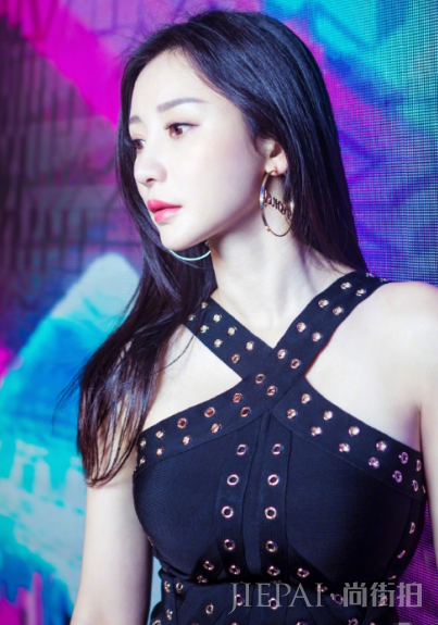 柳岩玲珑身材绝了!穿绑带裙戴超大耳饰妩媚吸睛,美到怀疑人生