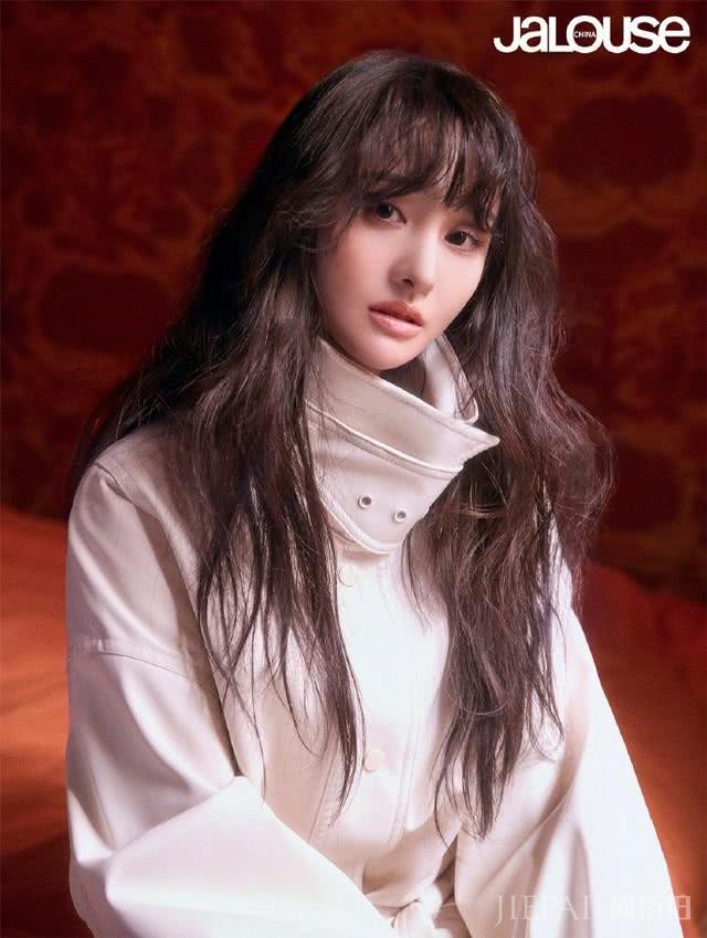 郑爽米色风衣配波浪长发成漫画女主,太不真实