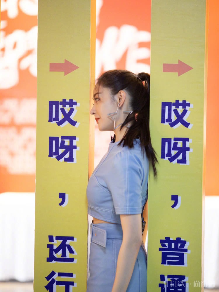 张天爱搭配一件黑色露肩上衣，换个发型太惊艳