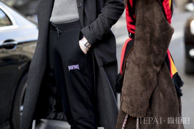 1570593261690444.jpeg 长款大衣搭配什么裤子?这份搭配宝典请收藏!