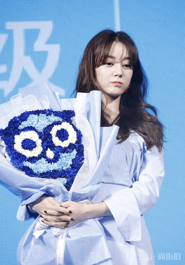 迪丽热巴换了卷发造型，看上去却越发优雅迷人了