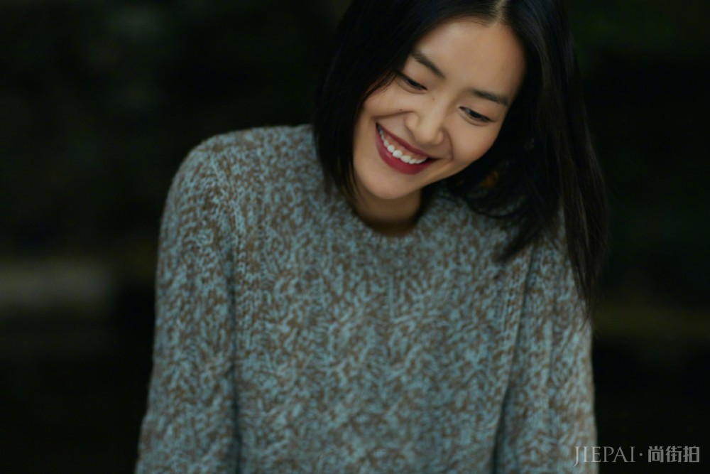 刘雯穿针织衫配牛仔裤，转身露“巴掌腰”抢镜十足