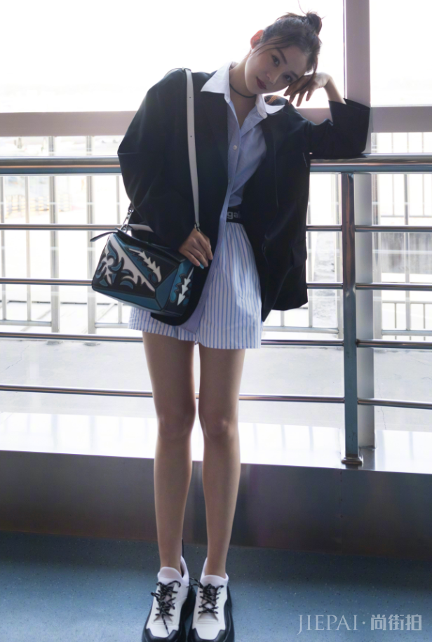 袁姗姗最新街拍照片,蓝色渔夫帽搭配白色西装有点甜哦