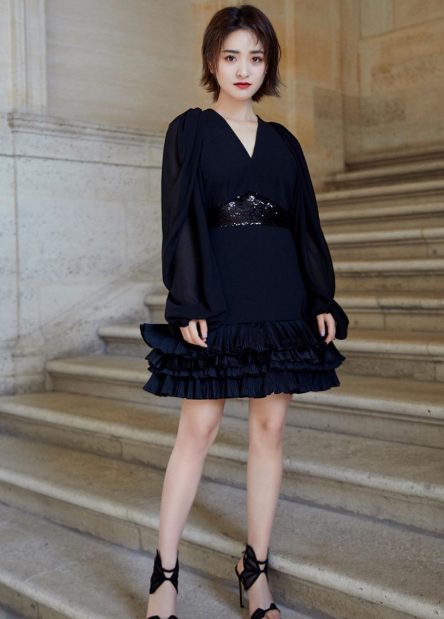 沈月穿搭换了风格，暗黑系妆容轻松驾驭