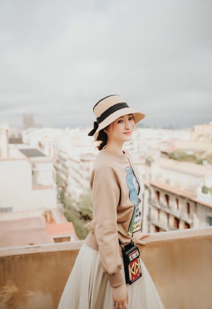 李小冉穿卫衣戴圆草帽,对着镜头甜笑美成初恋