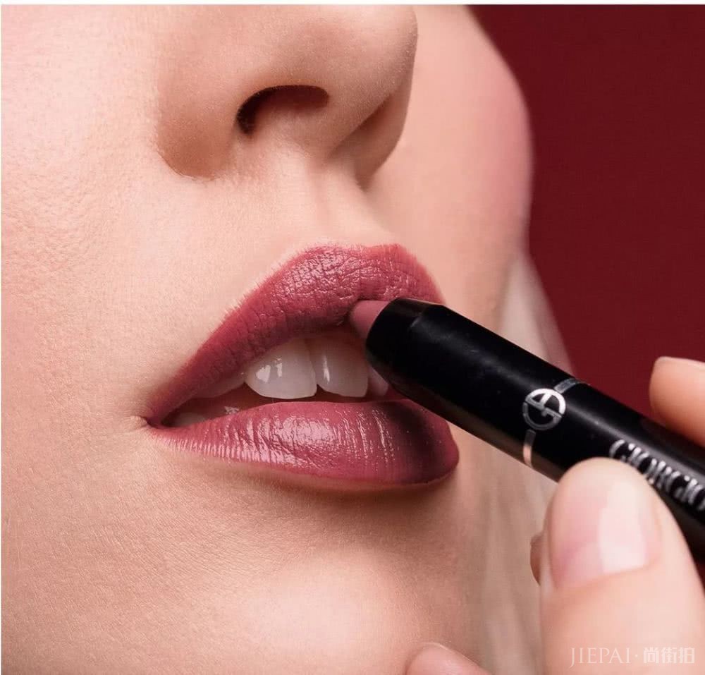 豆沙色、梅子色都靠边,今年最火的口红色是它