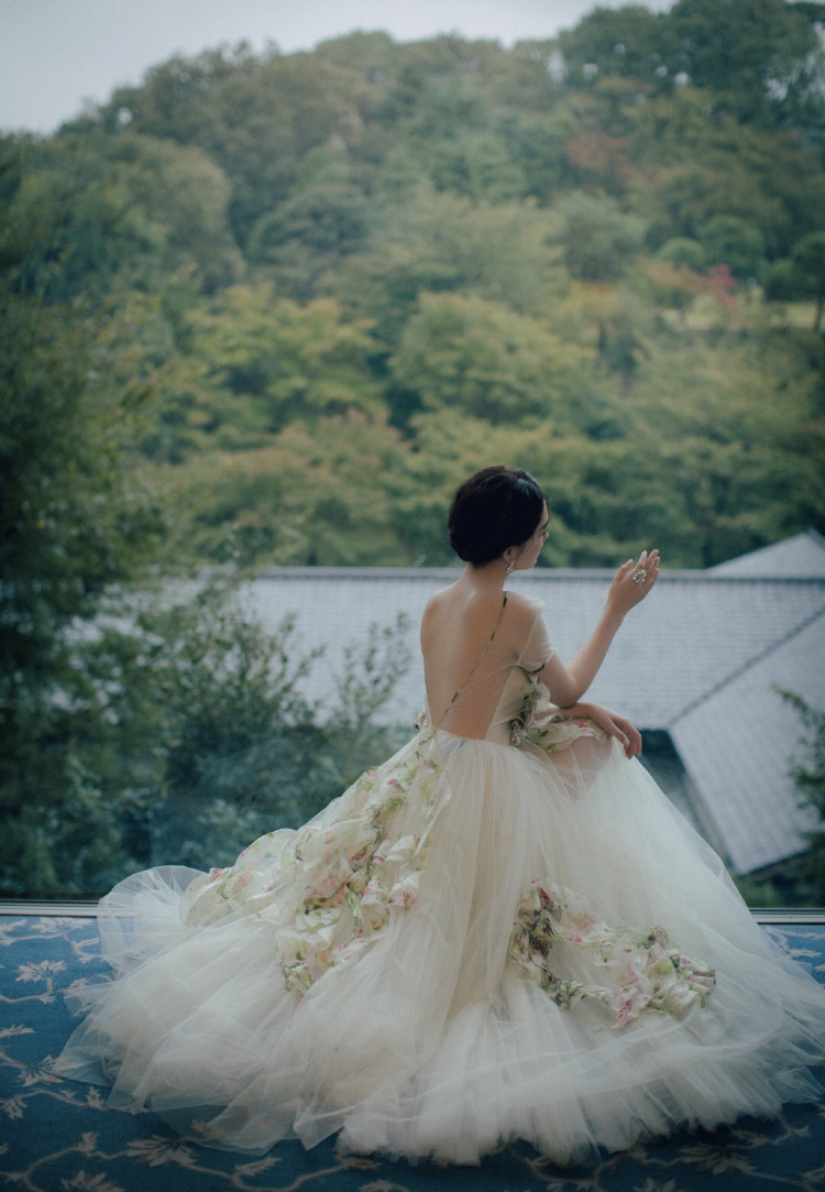 李沁“花仙子”造型大秀美背,回眸拍照眼神撩人