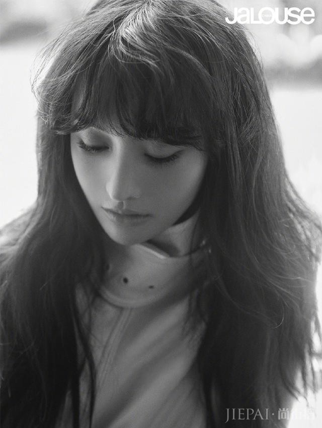 郑爽米色风衣配波浪长发成漫画女主,太不真实