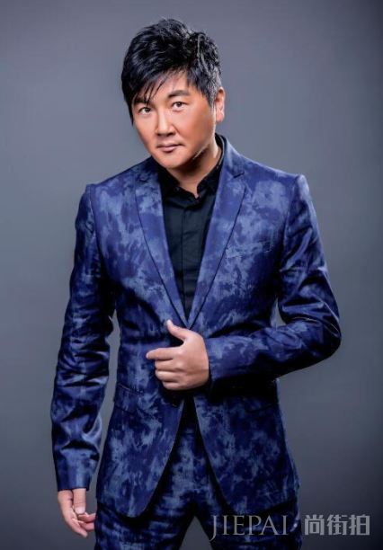 内地一代天王,为知名女主持“抛妻弃子”,如今49岁活成这样