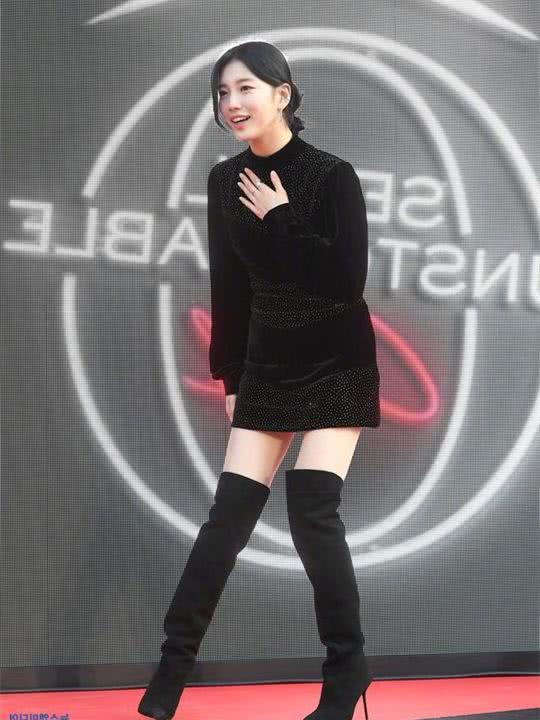 裴秀智减肥成功？穿过膝靴出席活动瘦成筷子腿