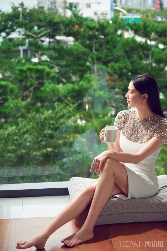 黄圣依钻石白裙优雅万千，完美侧颜相当吸睛