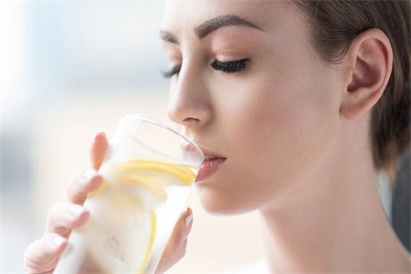 如何正确喝水减肥？注意这四点，喝水就能瘦