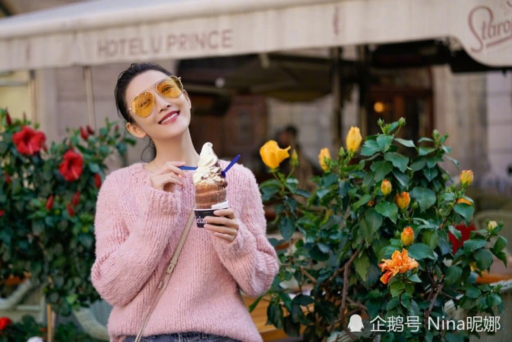 王鸥扎丸子头穿粉色比杨幂还嫩，37岁美过18岁小朋友