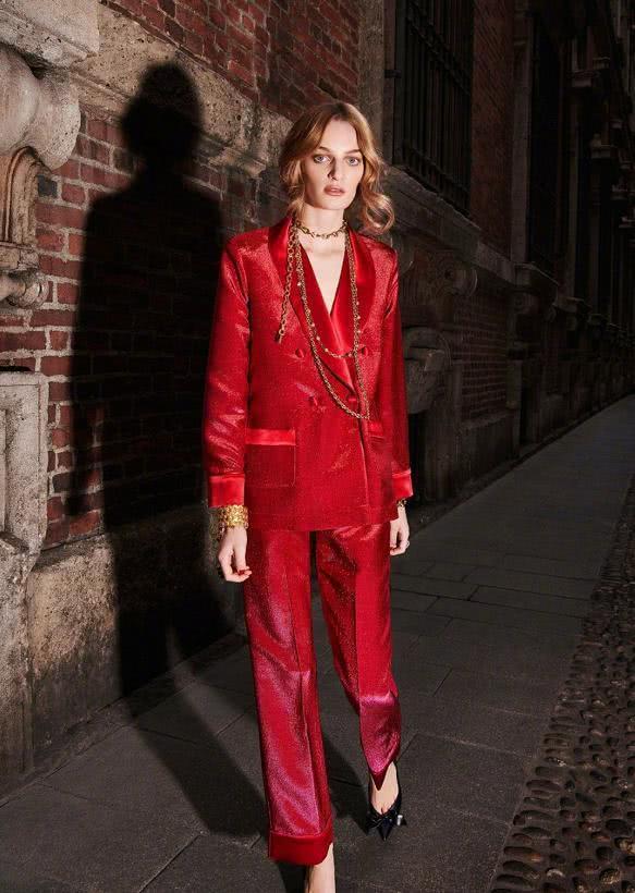 有女人味的丝绒从骨子里透出一种奢华优雅的感觉，凸显简约潮流感