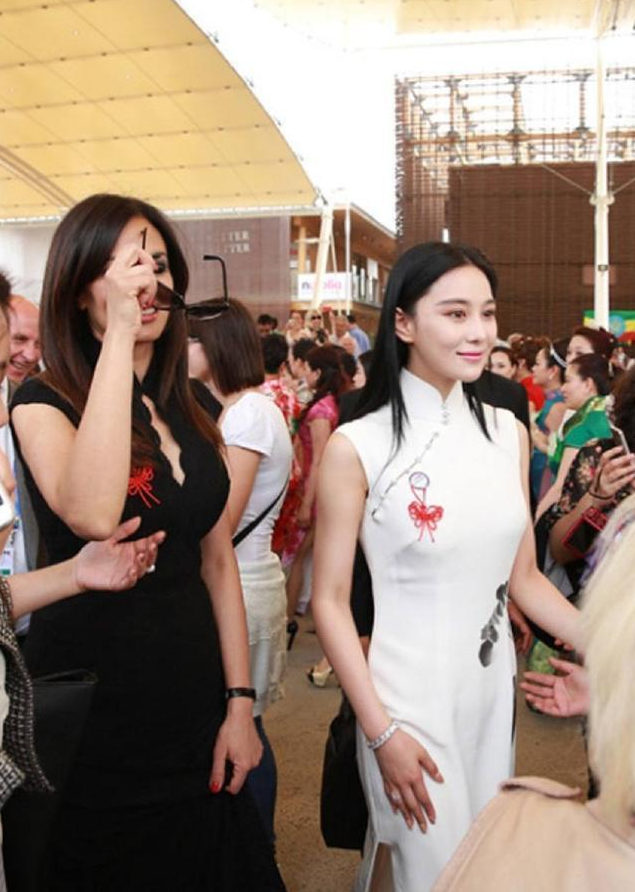 张馨予复出后气质颜值都在线,穿白色礼服优雅大方