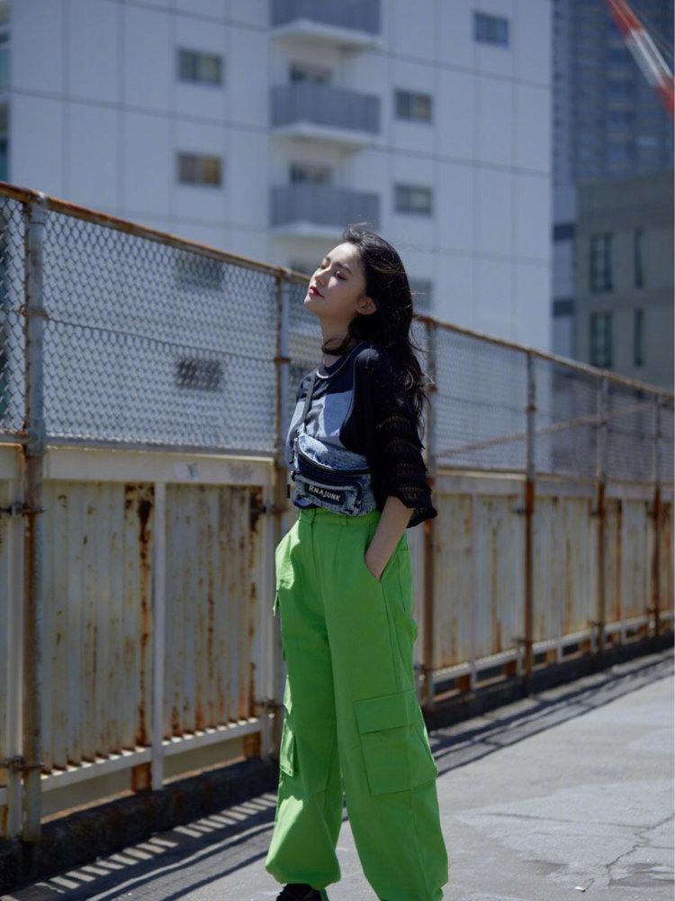 林允越来越会穿,黑色拼接T恤配绿色工装裤帅气又不失清新感