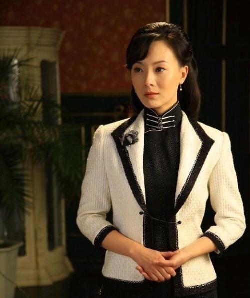 大龄女明星颜值现状，蔡明脸僵了刘嘉玲腰像水桶，许晴算自然老？