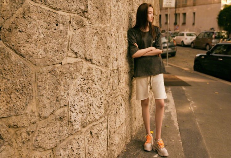 关晓彤穿T恤配男友风短裤,露小腿看呆网友:真“竹竿腿”