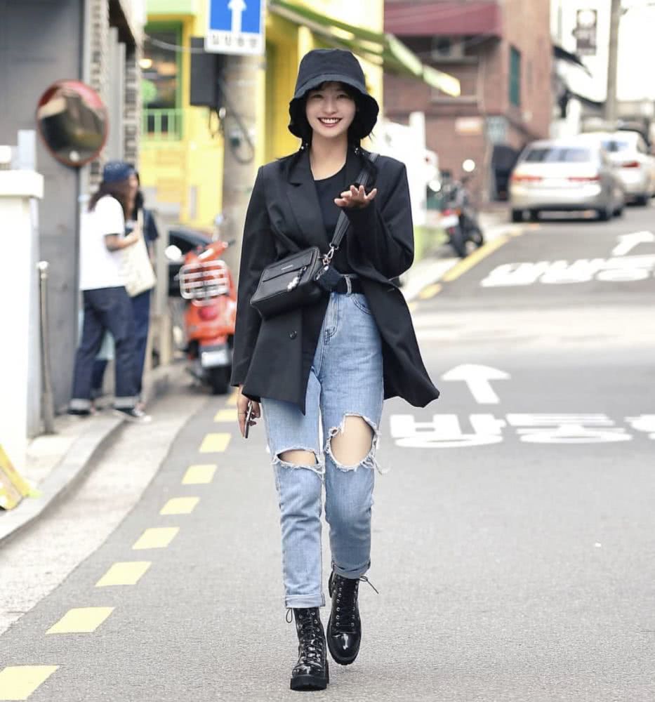 国内街拍：秋天时髦精们都爱穿美美的外套