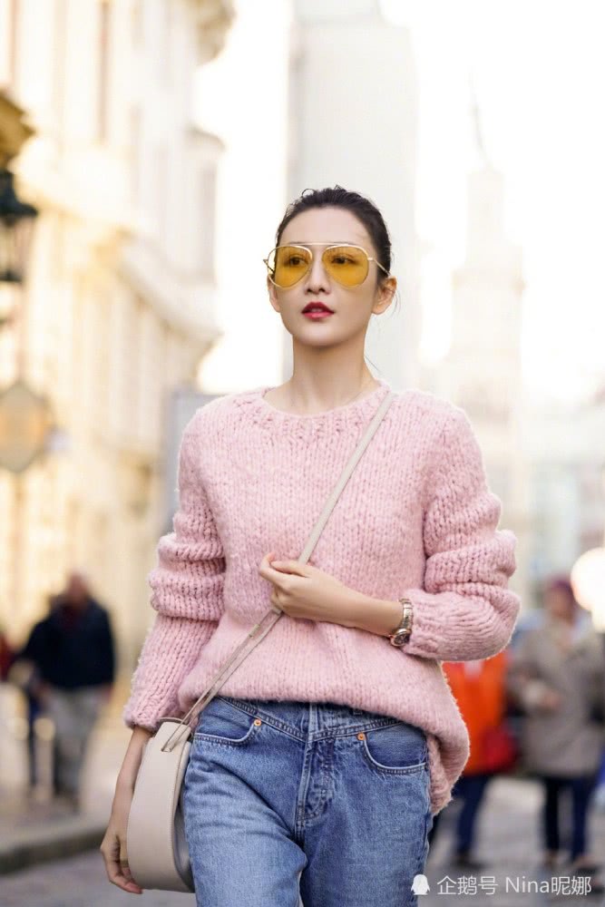 王鸥扎丸子头穿粉色比杨幂还嫩，37岁美过18岁小朋友