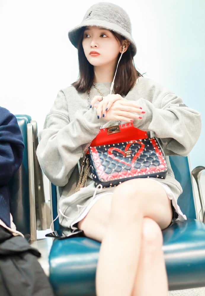 吴宣仪玩下衣失踪，穿灰色卫衣戴毛呢渔夫帽呆萌又可爱