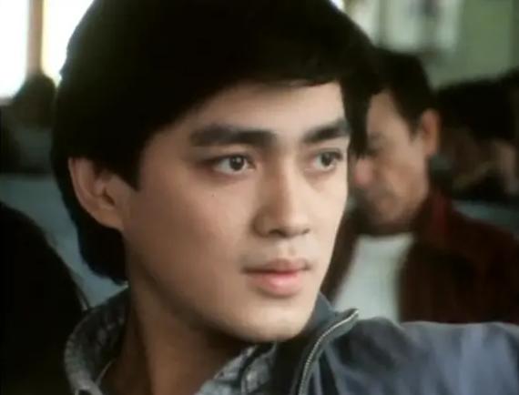 比弟弟汤镇业帅气却不曾大红 63岁依旧儒雅 两个女儿貌美如花