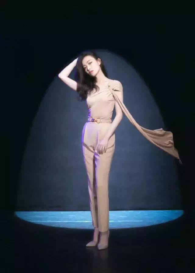 有种撩人叫倪妮的“隐形衣”，明明一丝不露，却看得小心脏砰砰跳